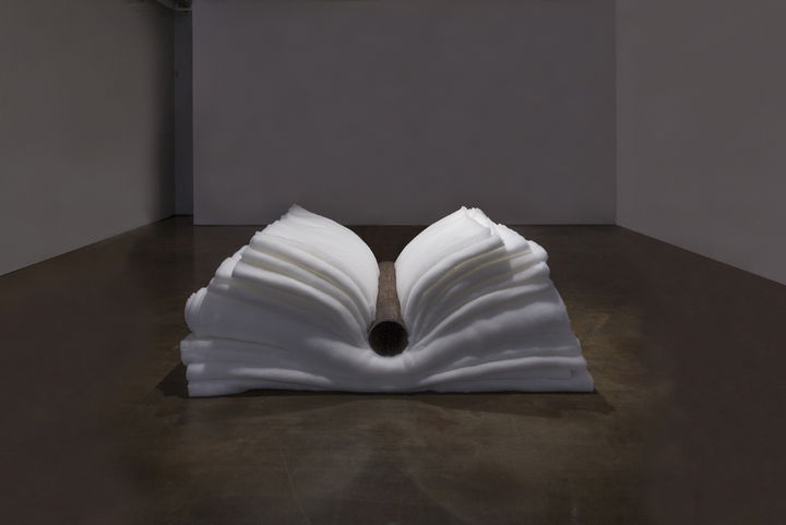 정강자, 억누르고, 1968, cotton, steel pipe, dimensions variable *재판매 및 DB 금지