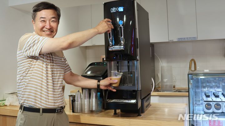 [횡성=뉴시스] 신언무 넥스트바이오 대표가 자사 콜드브루 원액을 활용한 크레마 커피에 대해 설명하고 있다. (사진=이노비즈협회 제공) 2023.09.24. photo@newsis.com