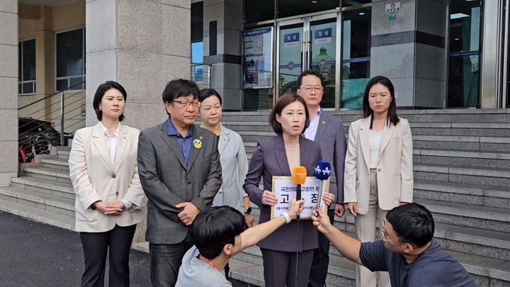 [서울=뉴시스]서울시의회 이승미 교육위원장이 21일 서울 남대문경찰서에 고소장을 제출하고 있다.