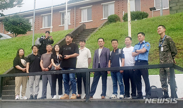 [사천=뉴시스] 차용현 기자 = 지난21일 경남 사천해양경찰서를 비롯한 육군 39사단 용호여단, 민간 드론수색대 등 수색구조 협력기관 관계자들이 드론 기술 교류 행사를 가지고 있다.2023.09.22.(사진=사천해경 제공)photo@newsis.com