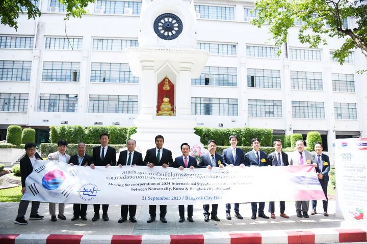 논산시와 방콕시는 21일 방콕시청에서 ‘농식품 해외박람회 공동개최에 관한 협약식’을 갖고 양 도시 관계자가 참석한 가운데 기념사진을 찍고 있다. 2023. 09. 22 논산시 *재판매 및 DB 금지