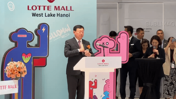 [하노이=뉴시스]이혜원 기자=신동빈 롯데그룹 회장이 22일 베트남 '롯데몰 웨스트레이크 하노이' 그랜드 개관식에서 축사를 전하고 있다.2023.09.22.march11@newsis.com *재판매 및 DB 금지 *재판매 및 DB 금지