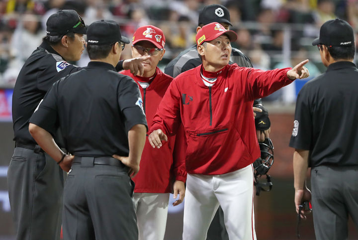 [서울=뉴시스] 심판 판정에 항의하는 김원형 SSG 랜더스 감독. (사진 = SSG 랜더스 제공) *재판매 및 DB 금지