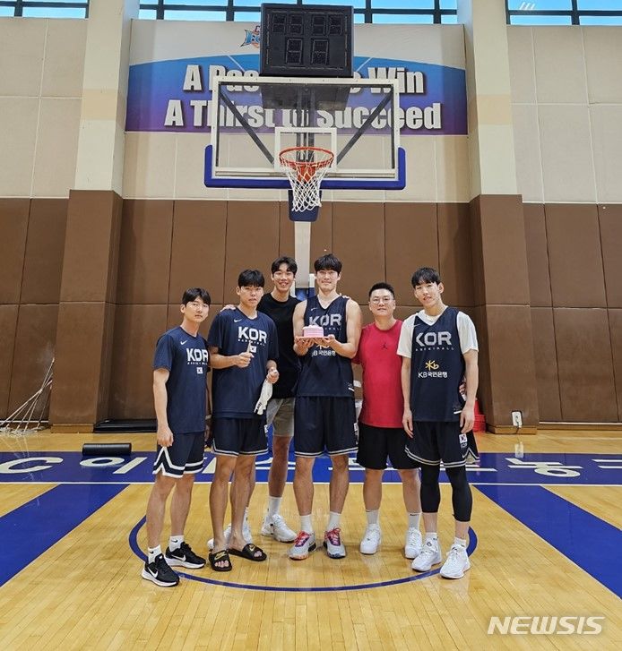 [서울=뉴시스]3X3 남자농구 대표팀. 왼쪽부터 조현우 매니저, 김동현, 이원석, 이두원, 강양현 감독, 서명진.