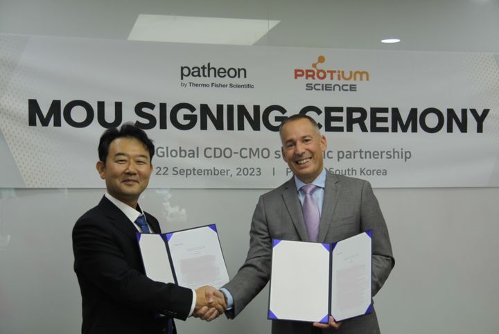 [서울=뉴시스] 22일 경기도 판교에 위치한 프로티움 사이언스 본사에서 진행된 MOU 체결식에서 프로티움사이언스 안용호 대표(왼쪽)와 Patheon의 제약서비스 커머셜 부문 사장인 Leon Wyszkowski가 기념촬영을 하고 있다. (사진=프로티움사이언스 제공) 2023.09.22. photo@newsis.com *재판매 및 DB 금지