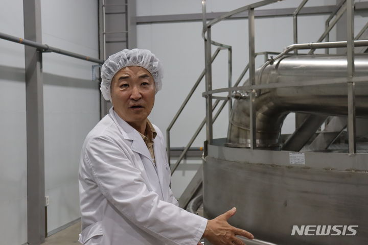 [횡성=뉴시스] 신언무 넥스트바이오 대표가 커피 공정 라인에 대해 설명하고 있다. (사진=이노비즈협회 제공) 2023.09.24. photo@newsis.com