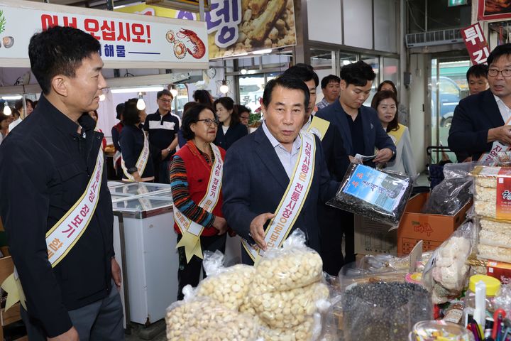 [양산=뉴시스] 안지율 기자 = 나동연 경남 양산시장이 관계 공무원 등 20여 명과 함께 추석 명절을 앞두고 덕계종합상설시장을 방문해 전통시장 이용 및 물가안정 캠페인을 하고 있다. (사진=양산시 제공) 2023.09.22. photo@newsis.com *재판매 및 DB 금지