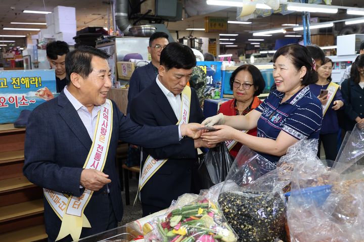 [양산=뉴시스] 안지율 기자 = 나동연 경남 양산시장이 관계 공무원 등 20여 명과 함께 추석 명절을 앞두고 덕계종합상설시장을 방문해 전통시장 이용 및 물가안정 캠페인을 하고 있다. (사진=양산시 제공) 2023.09.22. photo@newsis.com *재판매 및 DB 금지