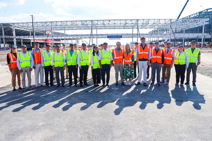 [서울=뉴시스] 지난 19일(현지시각) 미국 조지아주 브라이언카운티에 있는 현대차그룹의 전기차 전용 공장인 '메타플랜트 아메리카' 건설 현장을 방문한 정의선 현대차그룹 회장(앞줄 왼쪽 아홉째)이 브라이언 켐프 조지아 주지사 등과 함께 기념촬영을 하고 있다. (사진=브라이언 켐프 주지사 트위터 갈무리) 2023.09.22 photo@newsis.com *재판매 및 DB 금지
