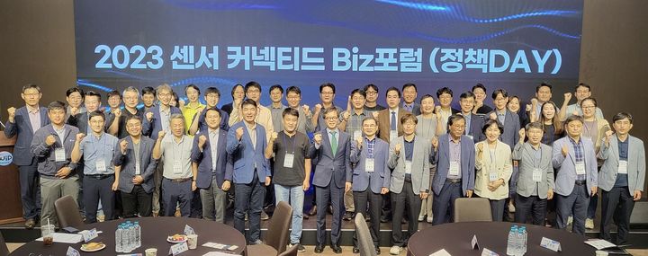 [대전=뉴시스] 조명휘 기자 = 대전시와 한국센서산업협회가 22일 유성구 탑림동 윕스퀘어에서 센서 기업인과 전문가 등 50여 명이 모인 가운데 '제1회 센서 커넥티드 Biz 포럼’을 열고 있다. (사진= 대전시 제공) 2023.09.22. photo@newsis.com *재판매 및 DB 금지