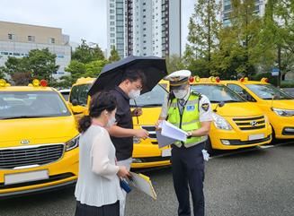 [부산=뉴시스] 부산 연제구는 지난 21일 구청 주차장에서 지역아동센터 및 아동복지시설 5개소를 대상으로 통학버스 안전점검을 실시했다. (사진=연제구 제공) *재판매 및 DB 금지