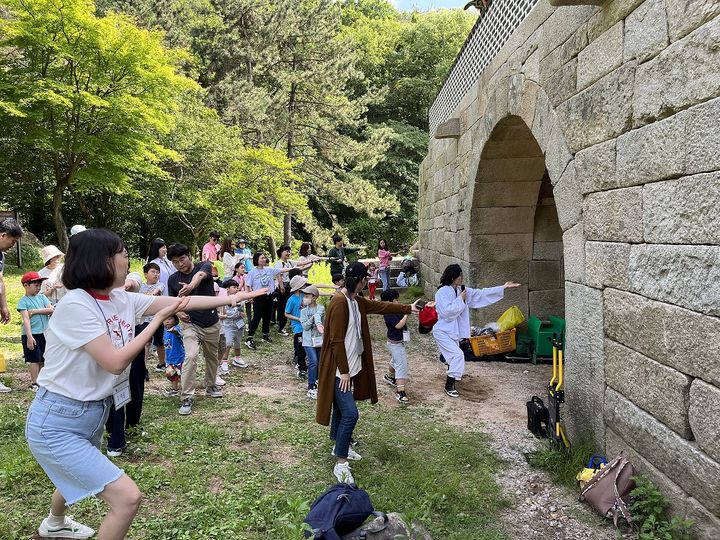 [부산=뉴시스] 부산 금정구 역사 테마 관광 프로그램 '익사이팅(Exciting)! 역사여행, 금정산성 수호대' 프로그램. (사진=금정구 제공) *재판매 및 DB 금지