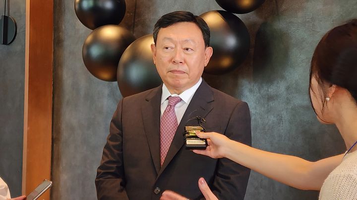 [하노이=뉴시스] 이혜원 기자 = 신동빈 회장이 22일 열린 '롯데몰 웨스트레이크 하노이' 그랜드 오픈식 참석 후 기자들과 만나 이야기하고 있다. 2023.09.22.&nbsp; *재판매 및 DB 금지