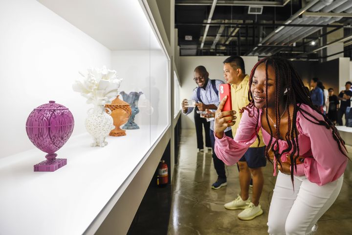 [청주=뉴시스] 임선우 기자 = 22일 '2023 청주공예비엔날레' 행사장을 찾은 KDI국제정책대학원 외국인 학생들이 작품을 관람하고 있다. (사진=청주시 제공) 2023.09.22. photo@newsis.com *재판매 및 DB 금지