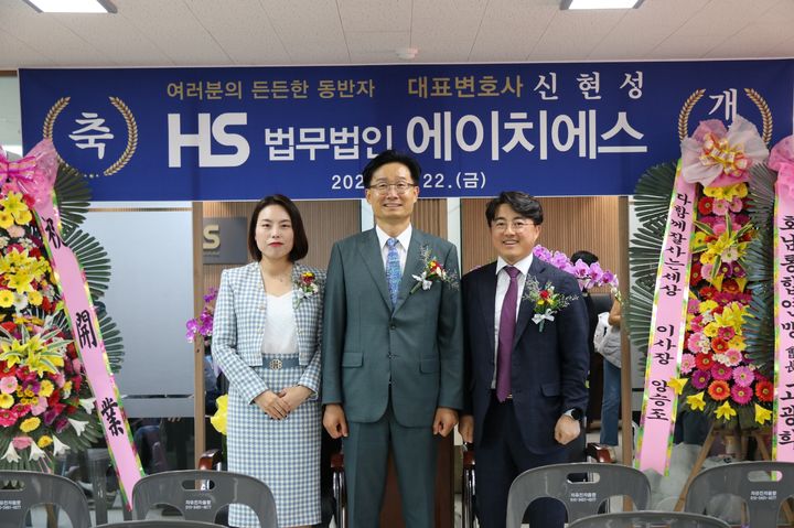 [보령·전주·광주=뉴시스] 최정규 기자 = 법무법인 HS는 22일 변호사 사무실 개소식을 갖고 본격적인 업무에 돌입했다. (왼쪽부터 고주은·신현성·박형윤 변호사)2023.09.22. *재판매 및 DB 금지