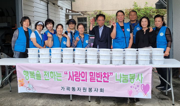 가곡동 자원봉사회원들이 추석맞이 사랑의 음식 나눔 행사를 하고 있다. (사진=밀양시 제공) *재판매 및 DB 금지