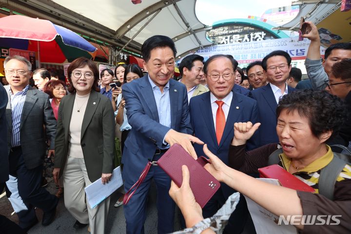[대구=뉴시스] 이상제 기자 = 김기현 국민의힘 대표가 22일 오후 대구 중구 서문시장을 방문해 상인과 인사를 나누고 있다. 2023.09.22. king@newsis.com 
