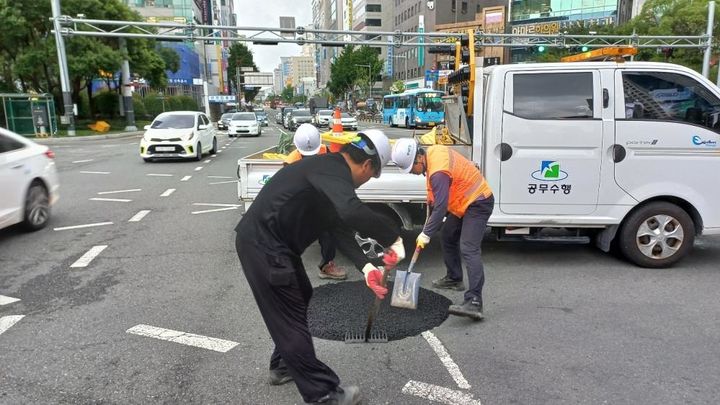 [부산=뉴시스] 연제구는 오는 27일까지 가을맞이 도로정비를 시행한다. (사진=연제구 제공) *재판매 및 DB 금지