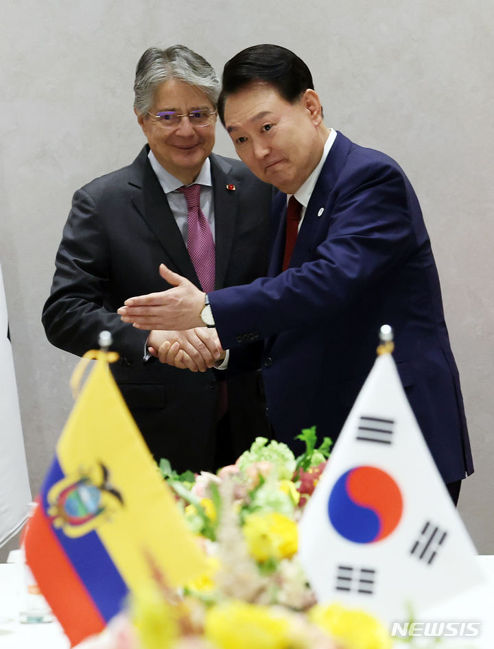 [뉴욕=뉴시스] 홍효식 기자 = 유엔총회 참석차 미국을 방문한 윤석열 대통령이 21일(현지시간) 뉴욕에서 열린 한-에콰도르 정상회담에서 기예르모 라소 대통령과 악수한 뒤 자리를 안내하고 있다. 2023.09.22. yesphoto@newsis.com