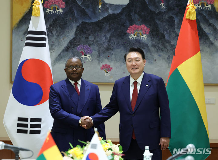 [뉴욕=뉴시스] 홍효식 기자 = 유엔총회 참석차 미국을 방문한 윤석열 대통령이 21일(현지시간) 뉴욕에서 열린 한-기니비사우 정상회담에서 우마로 시소코 엠발로 대통령과 악수하고 있다. 2023.09.22. yesphoto@newsis.com