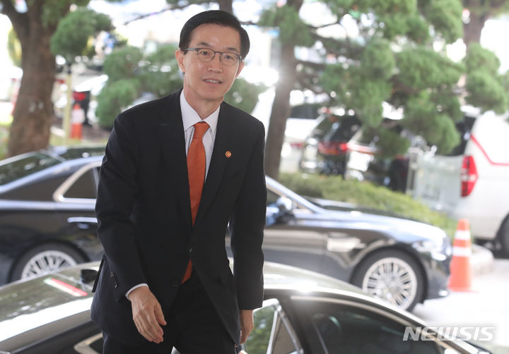 [서울=뉴시스] 김명원 기자 = 방문규 산업통상자원부 장관이 22일 오전 서울 종로구 정부서울청사에 출근하고 있다. 2023.09.22. kmx1105@newsis.com