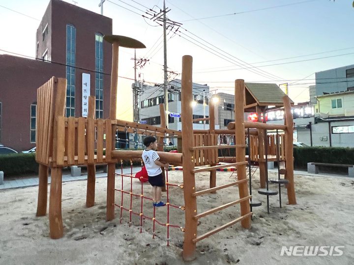 전남도가 확대 조성 중인 '친환경 목재 어린이 놀이터'. (사진=전남도 제공) photo@newsis.com