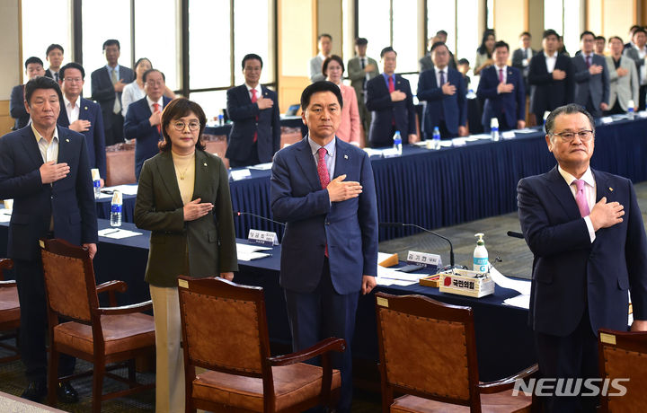 [대구=뉴시스] 이무열 기자 = 김기현 국민의힘 대표가 22일 대구상공회의소 대회의실에서 열린 대구 경제인 간담회에서 국민의례를 하고 있다. 2023.09.22. lmy@newsis.com