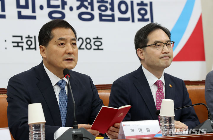 [서울=뉴시스] 고범준 기자 = 박대출 국민의힘 정책위의장이 22일 오전 서울 여의도 국회에서 열린 가맹점주 피해 방지 및 보호를 위한 가맹사업 필수품목 제도 개선 민·당·정 협의회에서 인사말을 하고 있다. 2023.09.22. bjko@newsis.com