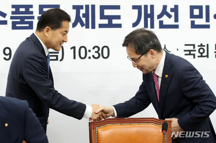 [서울=뉴시스] 고범준 기자 = 박대출 국민의힘 정책위의장이 22일 오전 서울 여의도 국회에서 열린 가맹점주 피해 방지 및 보호를 위한 가맹사업 필수품목 제도 개선 민·당·정 협의회에서 한기정 공정거래위원장과 악수하고 있다. 2023.09.22. bjko@newsis.com