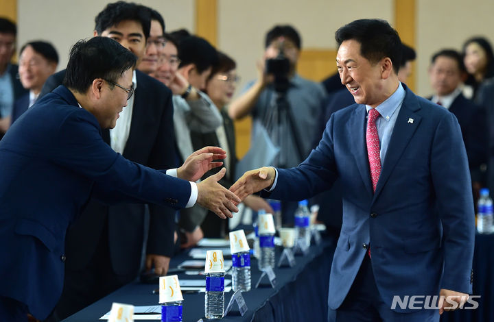 [대구=뉴시스] 이무열 기자 = 김기현 국민의힘 대표가 22일 대구상공회의소 대회의실에서 열린 대구 경제인 간담회에서 참석자들과 악수하고 있다. 2023.09.22. lmy@newsis.com