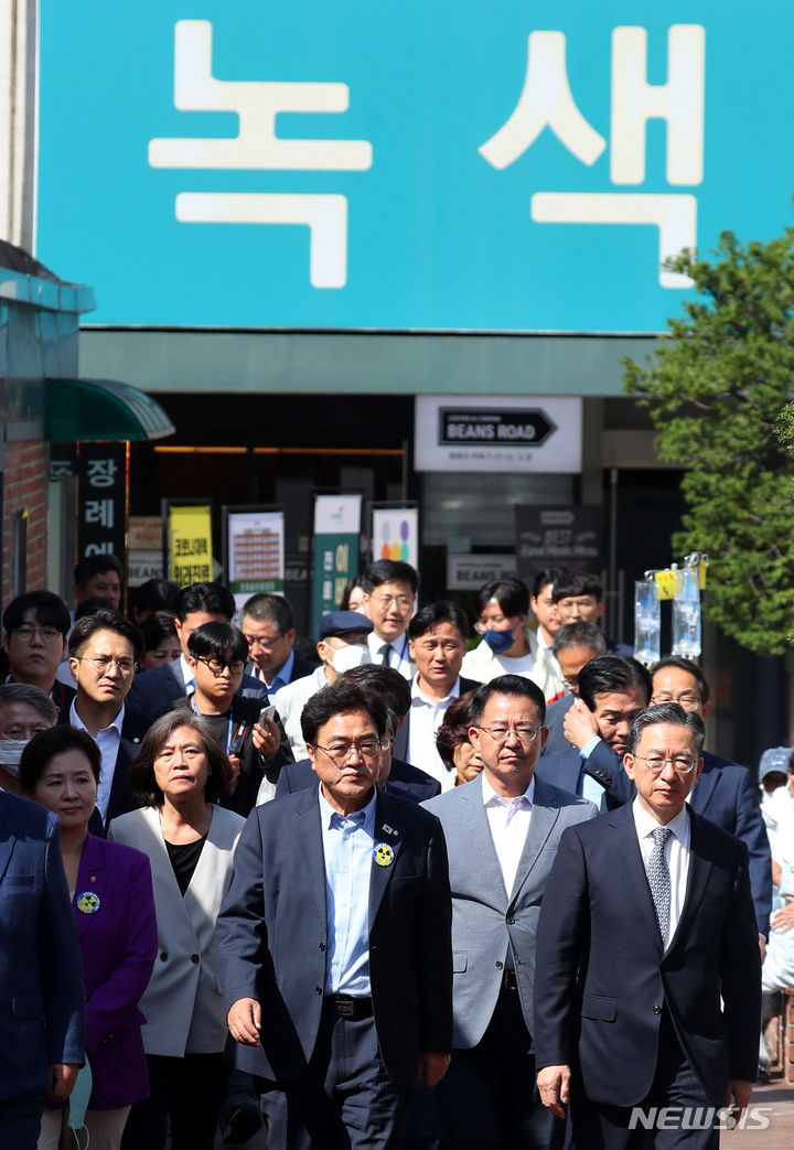 [서울=뉴시스] 추상철 기자 = 우원식 의원을 비롯한 더불어민주당 의원들이 22일 오전 서울 중랑구 녹색병원에서 입원한 이재명 더불어민주당 대표를 찾은 후 이동하고 있다. 2023.09.22. scchoo@newsis.com