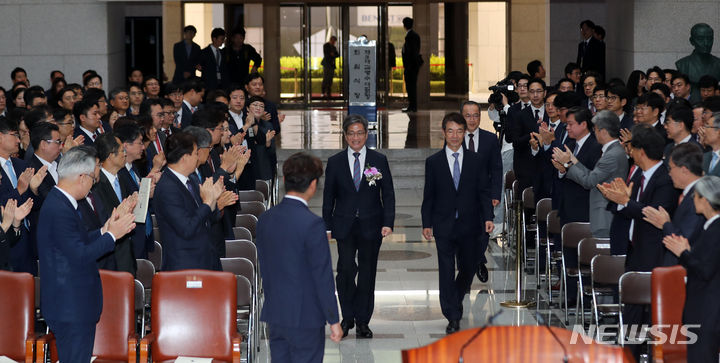 [서울=뉴시스] 김명년 기자 = 김명수 대법원장이 22일 오전 서울 서초구 대법원에서 열린 퇴임식에서 박수를 받으며 입장하고 있다. 2023.09.21. kmn@newsis.com