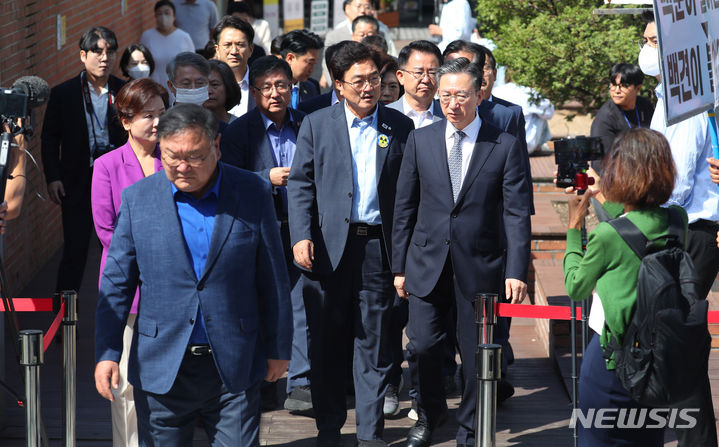 [서울=뉴시스] 추상철 기자 = 우원식 의원을 비롯한 더불어민주당 의원들이 22일 오전 서울 중랑구 녹색병원에서 입원한 이재명 더불어민주당 대표를 찾은 후 이동하고 있다. 2023.09.22. scchoo@newsis.com