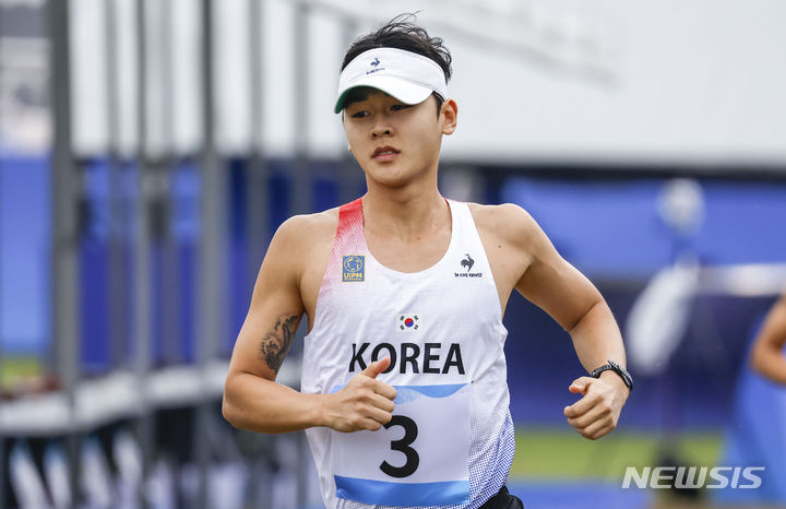 [항저우=뉴시스] 정병혁 기자 = 전웅태가 22일 중국 항저우 푸양 인후 스포츠센터에서 열린 근대 5종 준결승 A조 레이저런 경기를 치르고 있다. 2023.09.22. jhope@newsis.com