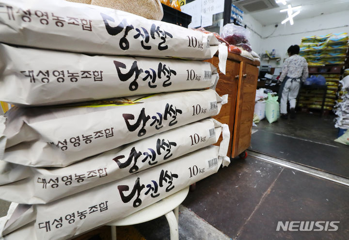 [서울=뉴시스] 최진석 기자 = 서울 한 전통시장 한 쌀소매점의 모습. 2023.09.22. myjs@newsis.com