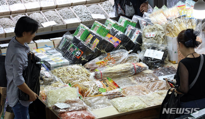[서울=뉴시스] 최진석 기자 = 사진은 지난달 22일 서울 한 전통시장에서 고객들이 제수용품을 고르는 모습. 2023.10.05. myjs@newsis.com