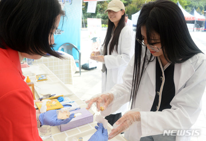 [진안=뉴시스] 김얼 기자 = 2023 진안 홍삼축제 개막일인 22일 전북 진안군 마이산 북부 일원에서 축제장을 찾은 시민들이 체험프로그램을 하고 있다. 2023.09.22. pmkeul@nwsis.com