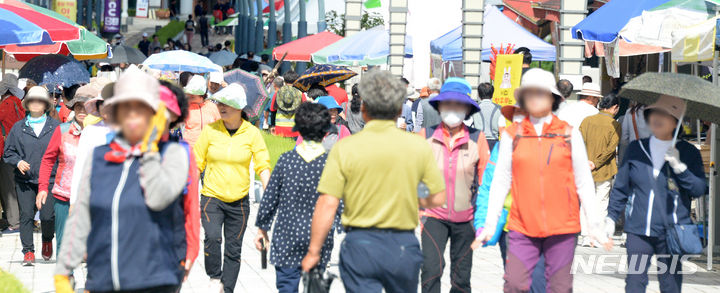 [진안=뉴시스] 김얼 기자 = 2023 진안 홍삼축제 개막일인 22일 전북 진안군 마이산 북부 일원에서 축제장을 찾은 시민들로 장내가 북적이고 있다. 2023.09.22. pmkeul@nwsis.com