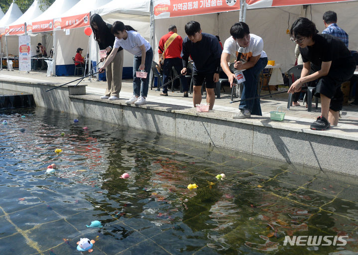 [진안=뉴시스] 김얼 기자 = 2023 진안 홍삼축제 개막일인 22일 전북 진안군 마이산 북부 일원에서 축제장을 찾은 시민들이 체험프로그램을 하고 있다. 2023.09.22. pmkeul@nwsis.com