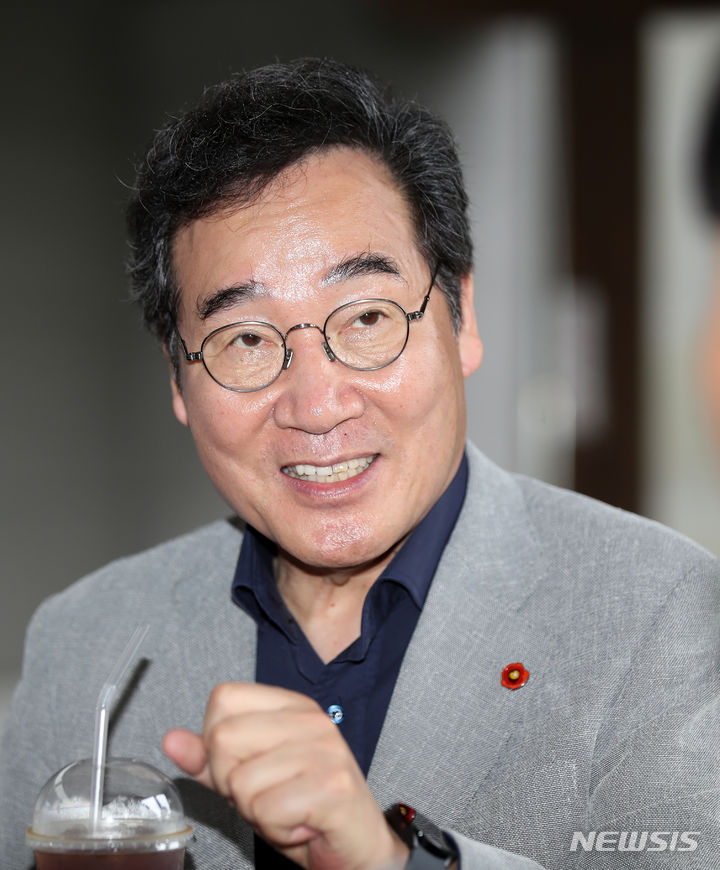 [제주=뉴시스] 우장호 기자 = 이낙연 전 더불어민주당 대표가 22일 오후 제주대학교 사회과학대학을 방문해 학생들과 대화를 나누고 있다. 2023.09.22. woo1223@newsis.com