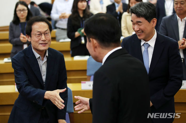 [서울=뉴시스] 고범준 기자 = 조희연 전국시도교육감협의회 회장이 22일 오후 서울 여의도 국회 의원회관에서 열린 정책현안 연속토론회 : 공교육 디지털 개혁 방안에서 김진표 국회의장과 악수하고 있다. 오른쪽은 이주호 사회부총리 겸 교육부 장관. 2023.09.22. bjko@newsis.com