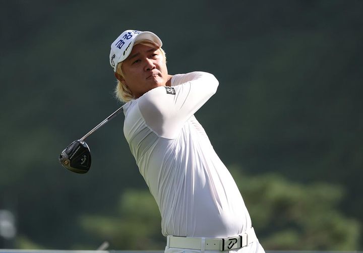 [서울=뉴시스] 22일 경북 칠곡군 파미힐스CC에서 열린 iM Bank 오픈 2라운드 18번홀에서 허인회가 드라이버 티샷을 하고 있다. (사진=KPGA 제공) 2023.09.22. photo@newsis.com *재판매 및 DB 금지