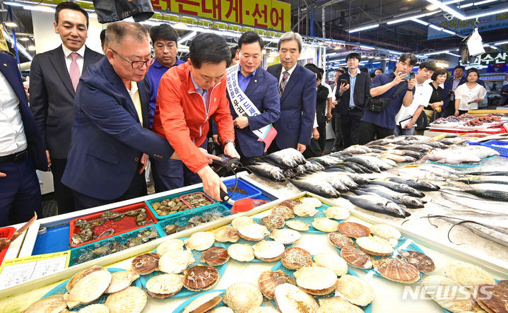 [대구=뉴시스] 이무열 기자 = 김기현 국민의힘 대표가 22일 대구 북구 매천동 농수산물시장을 방문해 간이 방사능 측정기를 이용해 수산물의 방사능 수치를 측정하고 있다. 2023.09.22. lmy@newsis.com