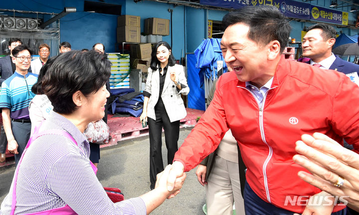 [대구=뉴시스] 이무열 기자 = 김기현 국민의힘 대표가 22일 대구 북구 매천동 농수산물시장을 방문해 상인과 인사를 나누고 있다. 2023.09.22. lmy@newsis.com