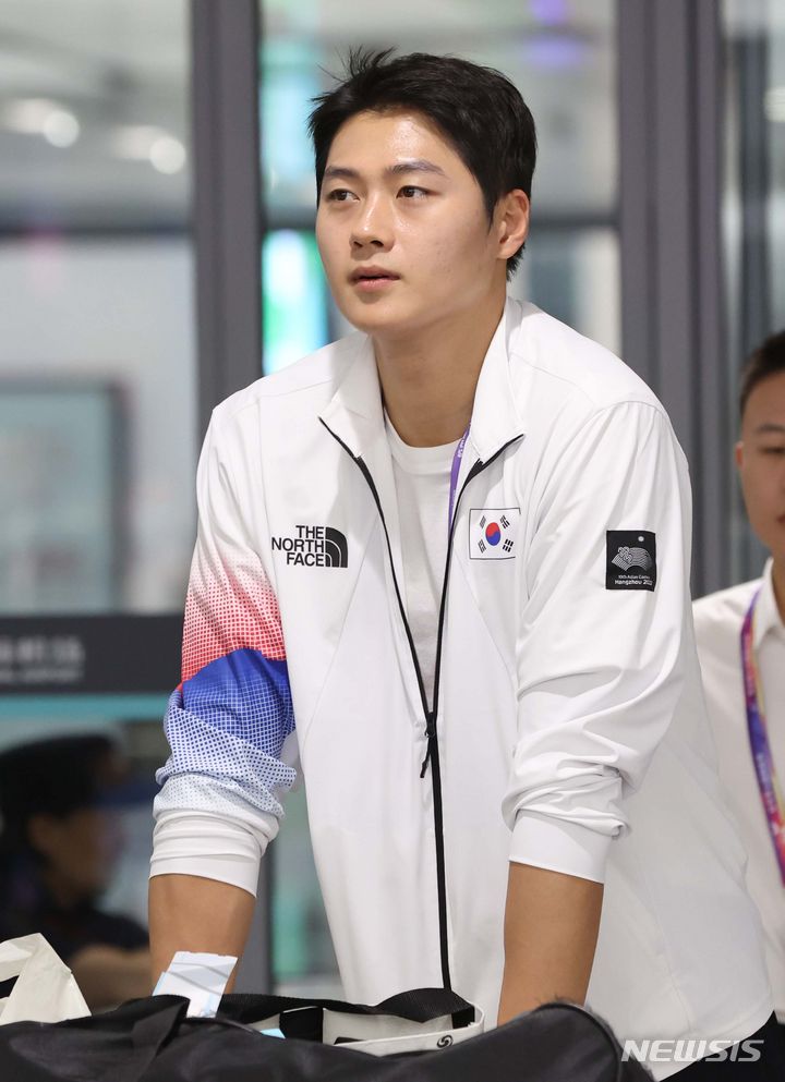 [항저우=뉴시스] 조수정 기자 = 한국 펜싱 남자 사브르 국가대표 오상욱이 2022 항저우 아시안게임 개막을 하루 앞둔 22일(현지시간) 중국 항저우 샤오산국제공항으로 입국하고 있다. 2023.09.22. chocrystal@newsis.com