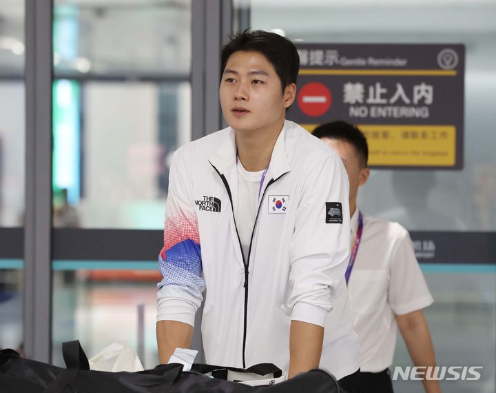 [항저우=뉴시스] 조수정 기자 = 한국 펜싱 남자 사브르 국가대표 오상욱이 2022 항저우 아시안게임 개막을 하루 앞둔 22일(현지시간) 중국 항저우 샤오산국제공항으로 입국하고 있다. 2023.09.22. chocrystal@newsis.com