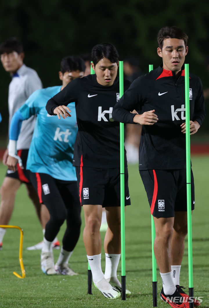 [진화=뉴시스] 고승민 기자 = 2022 항저우 아시안게임 개막을 하루 앞둔 22일 중국 진화 스포츠 스타디움 보조경기장에서 남자 축구 이강인(파리 생제르맹) 등 선수들이 훈련에 매진하고 있다. 2023.09.22. kkssmm99@newsis.com