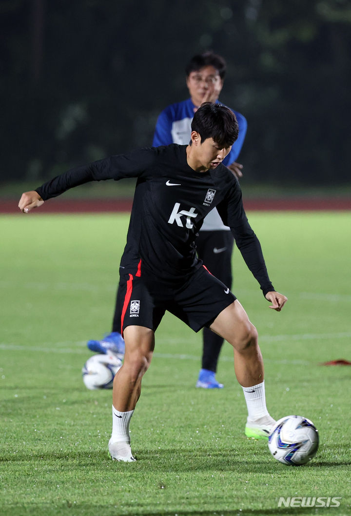 [진화=뉴시스] 고승민 기자 = 2022 항저우 아시안게임 개막을 하루 앞둔 22일 중국 진화 스포츠 스타디움 보조경기장에서 남자 축구 이강인(파리 생제르맹) 등 선수들이 훈련에 매진하고 있다. 이들 뒤에서 황선홍 감독이 훈련을 지켜보고 있다. 2023.09.22. kkssmm99@newsis.com