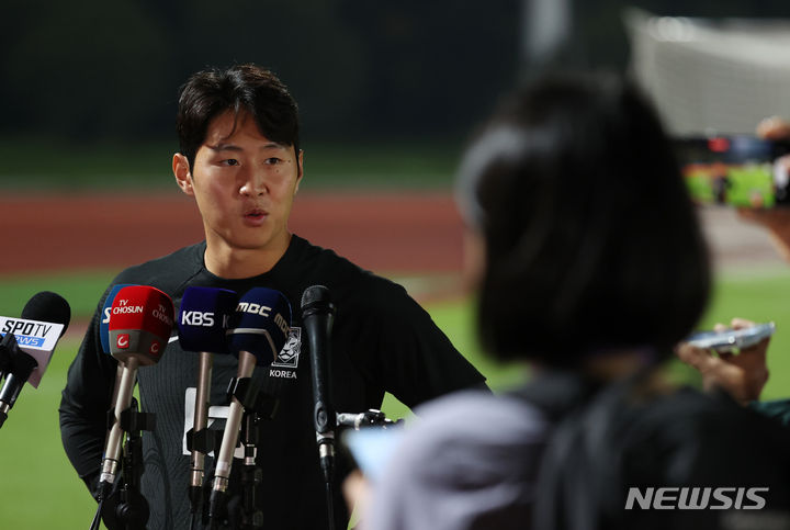 [진화=뉴시스] 고승민 기자 = 2022 항저우 아시안게임 개막을 하루 앞둔 22일 중국 진화 스포츠 스타디움 보조경기장에서 남자 축구 이강인(파리 생제르맹)이 인터뷰를 하고 있다. 2023.09.22. kkssmm99@newsis.com