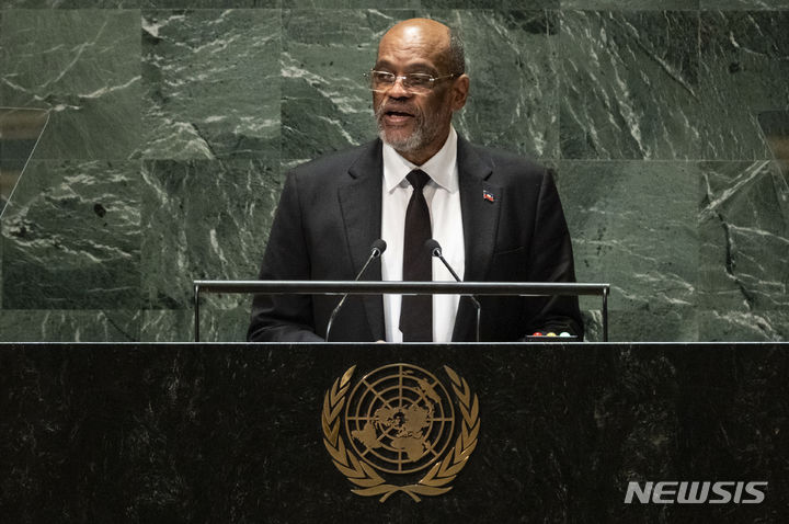 [뉴욕=AP/뉴시스]유엔 안전보장이사회(안보리)가 케냐 주도의 다국적경찰력을 투입해 아이티 내 폭력조직 소탕을 돕기로 결정했다. 아리엘 앙리 아이티 총리가 지난달 22일(현지시간) 제78차 미국 뉴욕 유엔 총회에서 연설하는 모습. 2023.10.03.